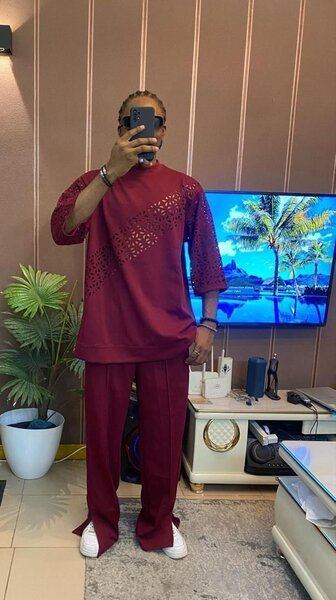 Costume élégant en dentelle