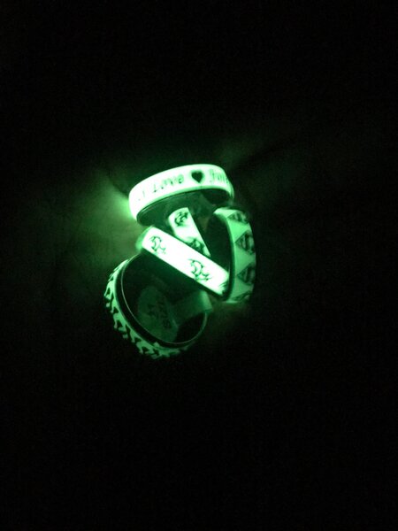 Bague lumineuse dans le noir