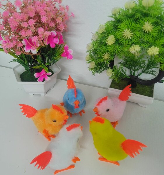 Poussin en mouvement, jouet amusant, sautant, marchant et co