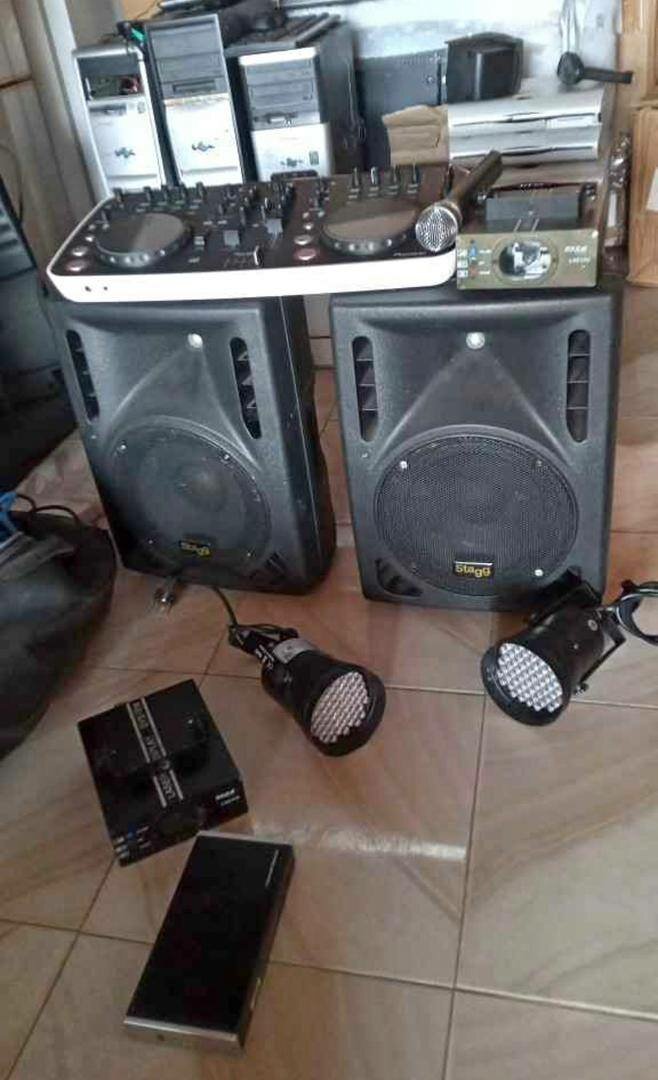 Set DJ avec Table de Mixage et Enceintes