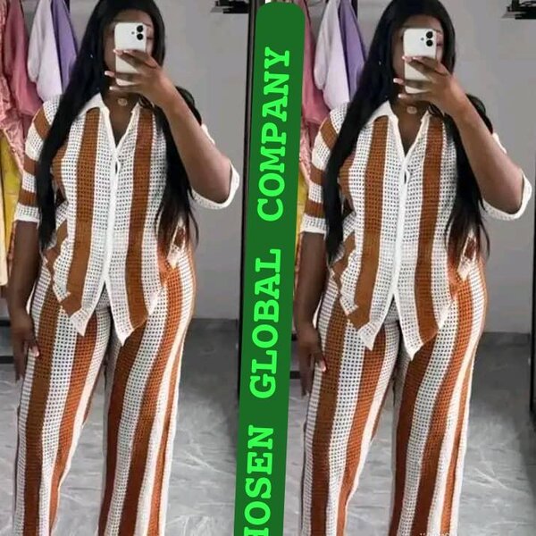 Tenue rayée en maille chic