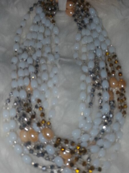 Collier perles opalescentes élégant