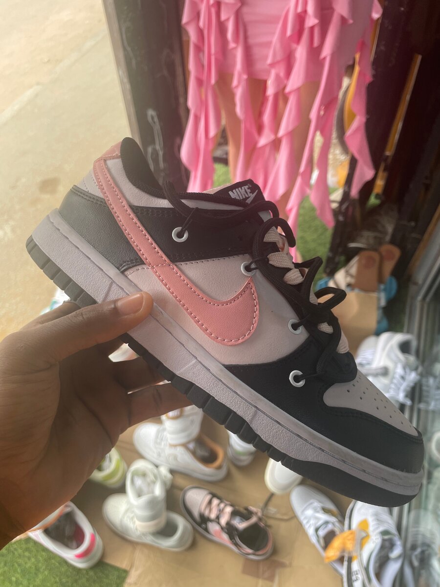 Baskets basses noires et roses