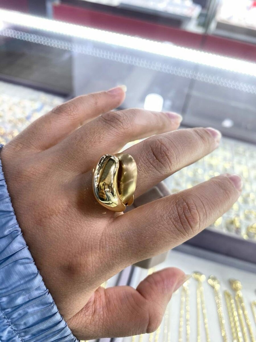 Шикарное кольцо из жёлтого золота
