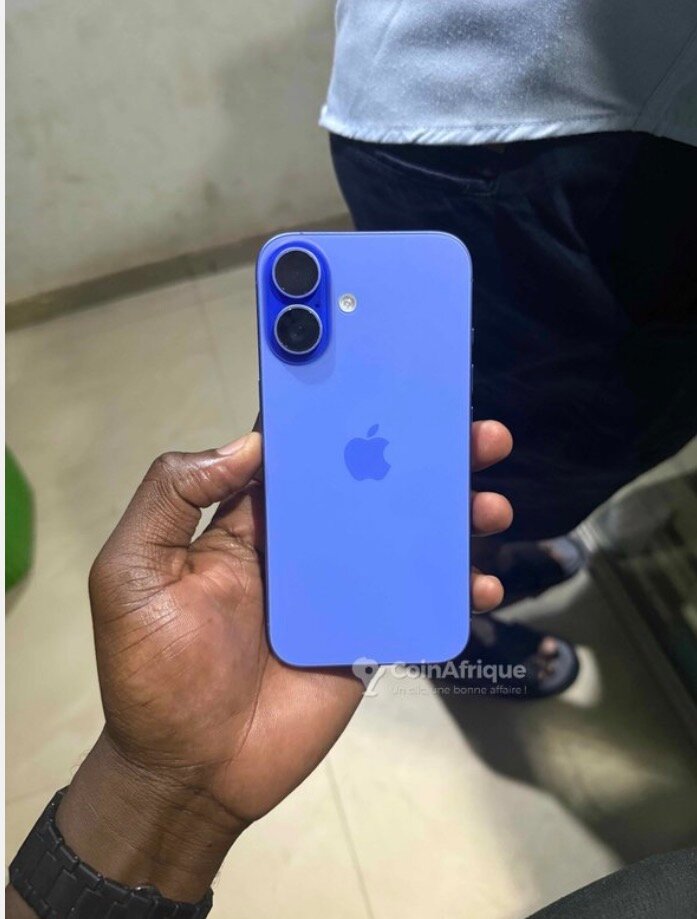 iPhone 16 bleu casi neuf