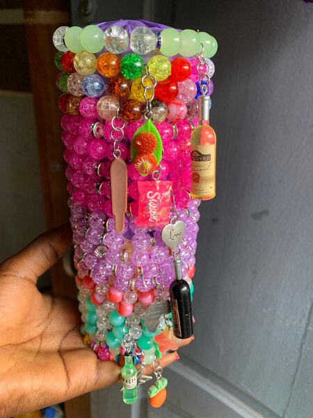 Bracelet multicolore avec breloques