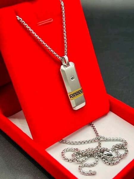 Chaîne avec pendentif stylé