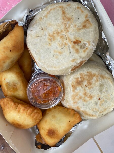 Assortiment de Pains Farcis et Empanadas