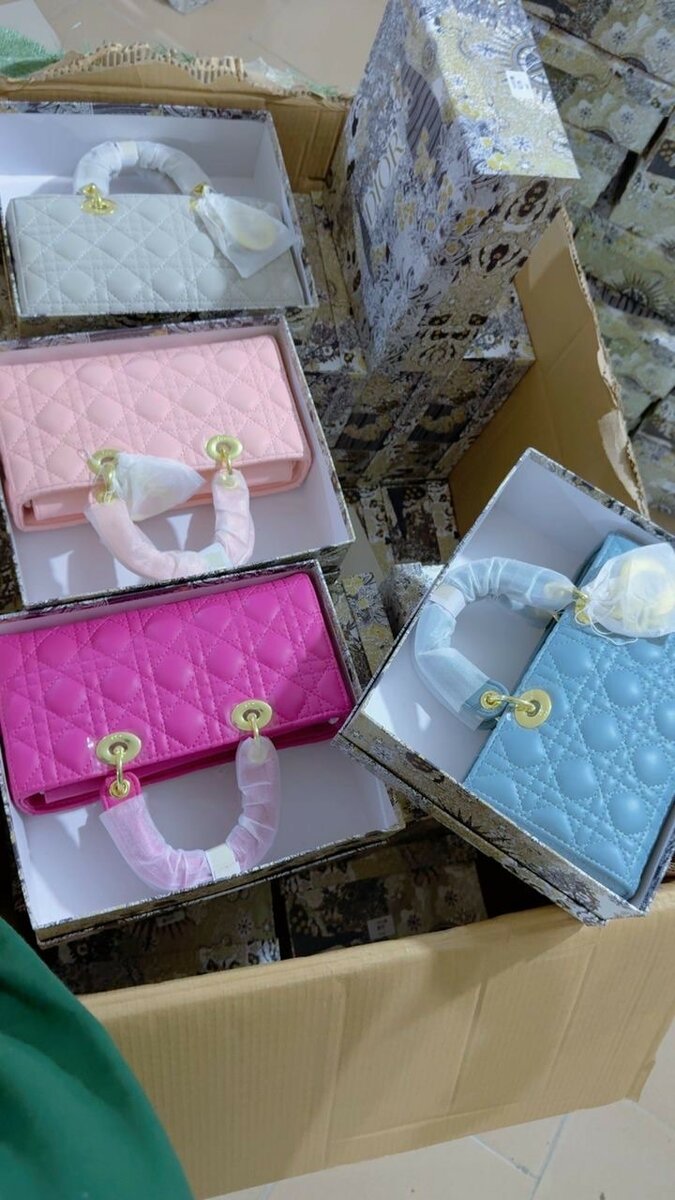 Dior. Disponible en plusieurs couleurs