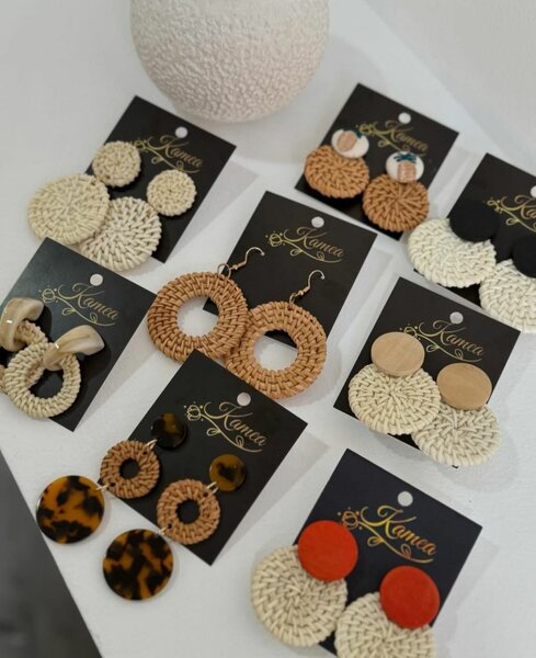 Бижутерия их ротанга и дерева.