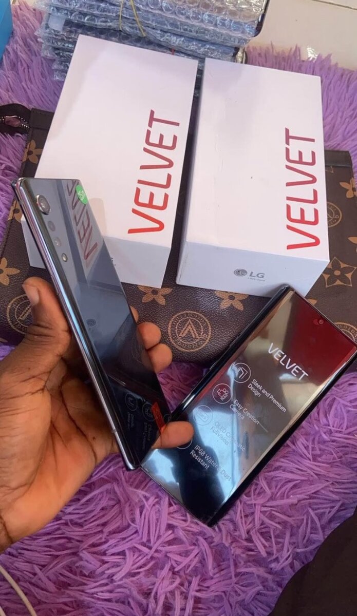 LG Velvet smatphone