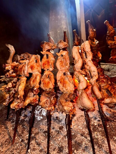 Poulet piqué entier et attieke