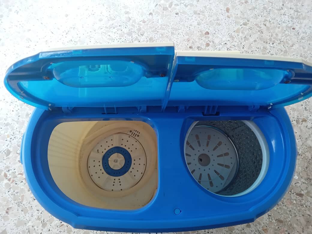 Petite machine à laver et essorage