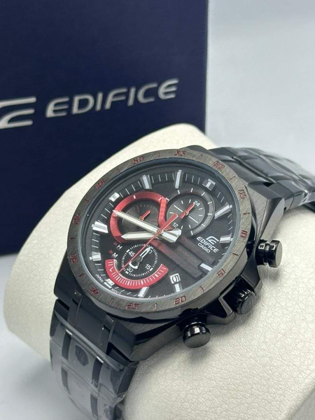 horloge noire avec un accent rouge 