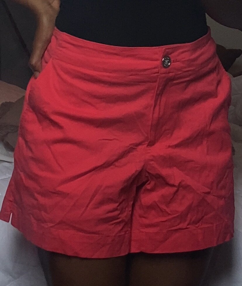 Short rouge élégant femme