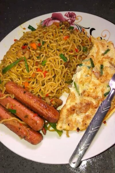 Nouille saucisse et œuf