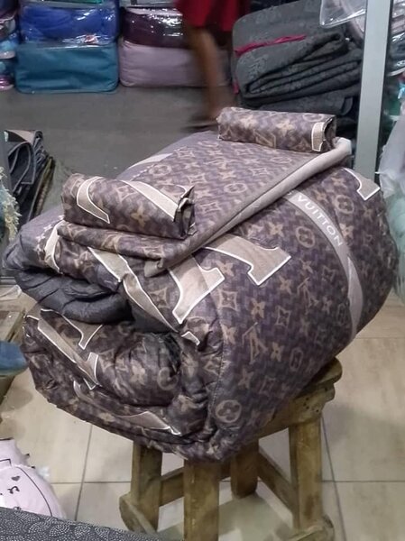 1 Duvet ,2 pillow cases and 1 flat sheet with print