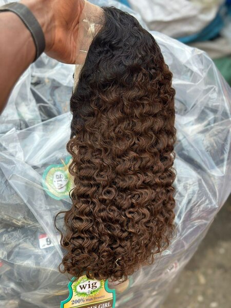 Perruques bouclées naturelles