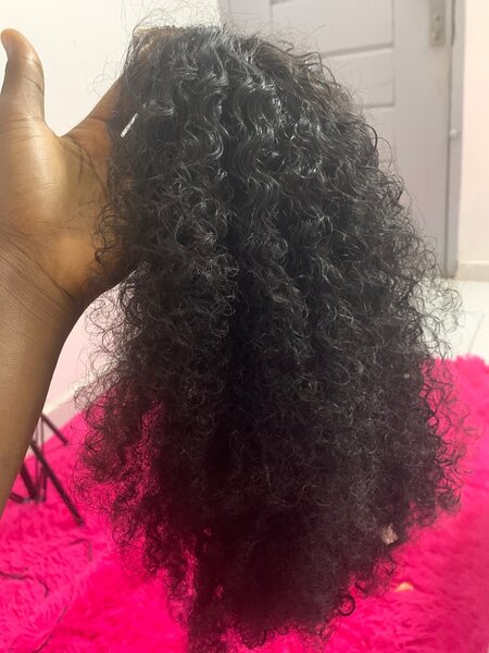 Perruque bouclée en dentelle