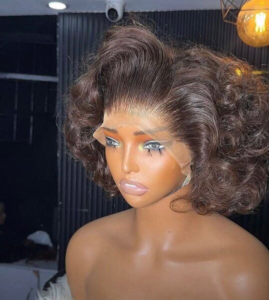 Perruque en dentelle bouclée