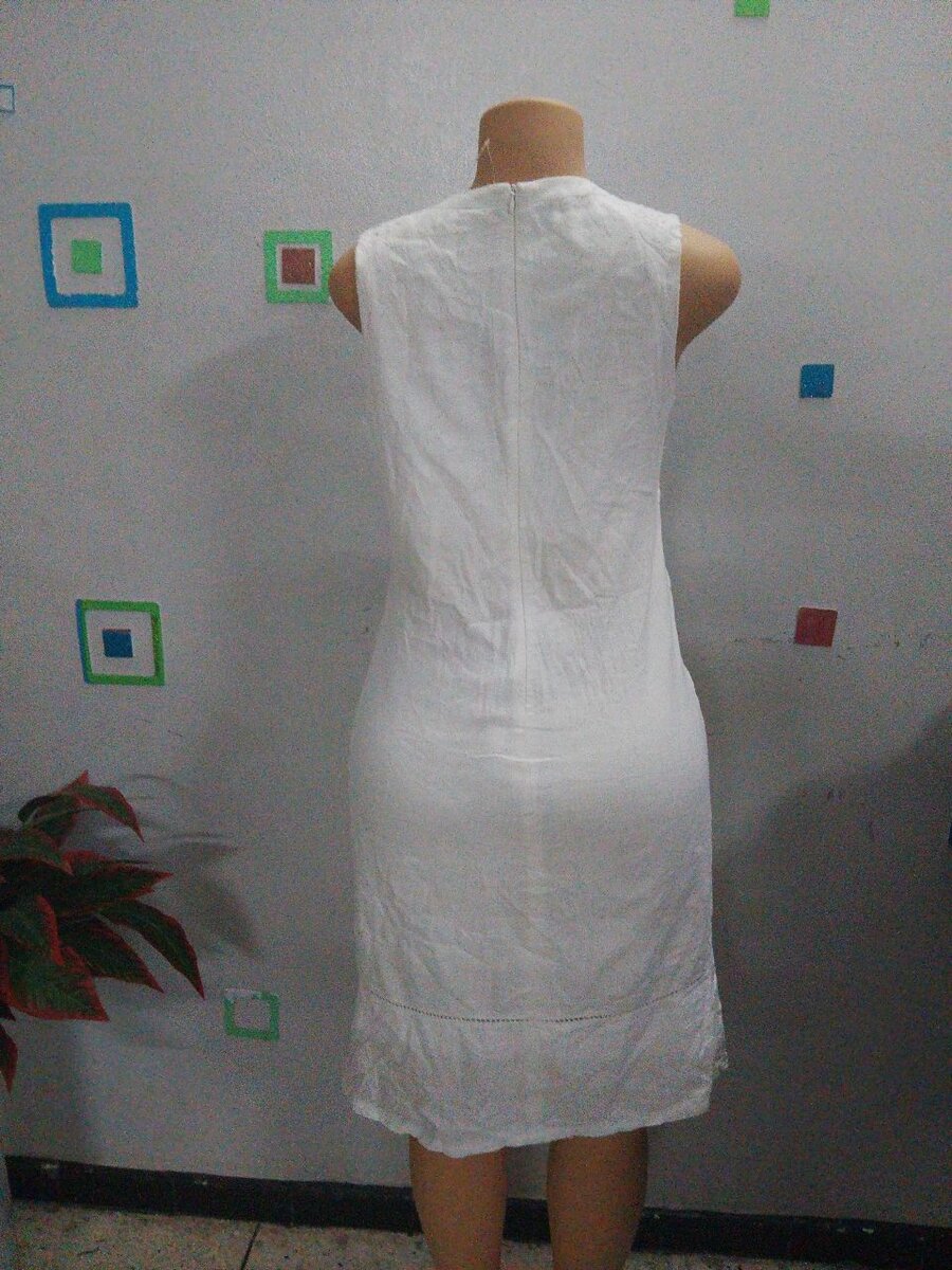 Robe blanche sans manches élégante