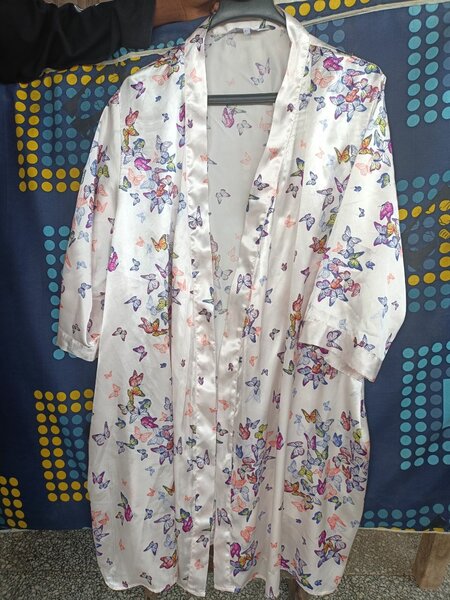 Peignoir en soie élégant à motifs papillon