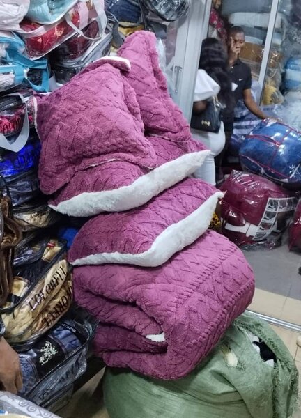 *5PCS QUEEN SIZE BLANKETS VERY THICK COMES WITH 4 ALREAD