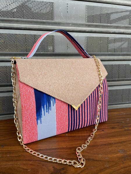 Sac à main avec chaîne dorée