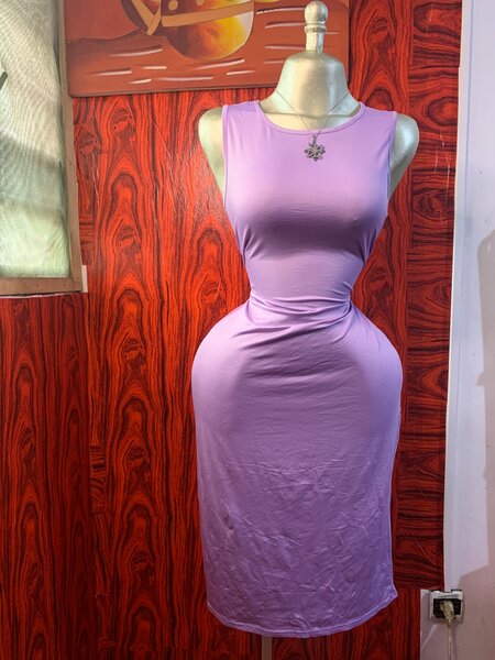 Robe moulante violette élégante