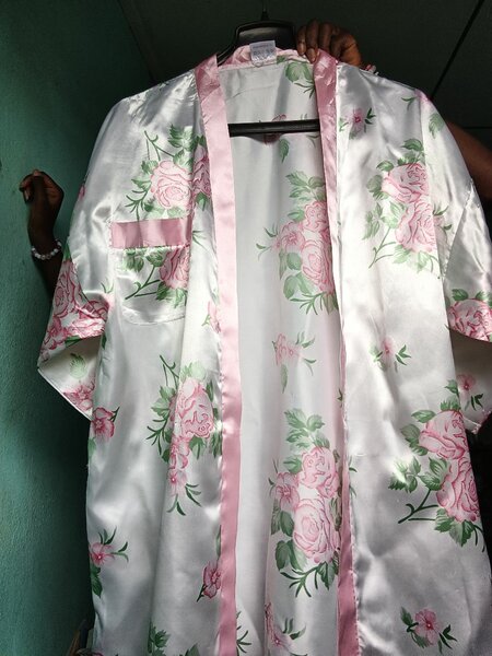 Peignoir en satin à fleurs