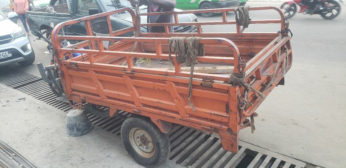 Moto-tricycle utilitaire robuste