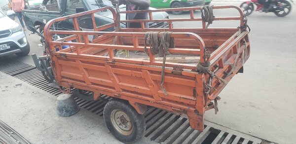 Moto-tricycle utilitaire robuste