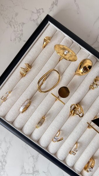 Bague dorée zircons élégante