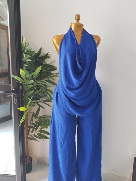 Combinaison bleue élégante