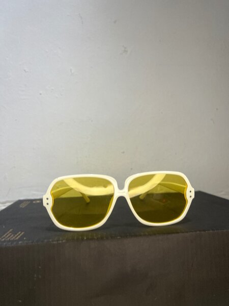 Lunettes de soleil jaunes rétro