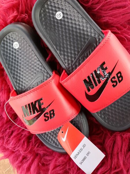 Sandales Nike SB rouges