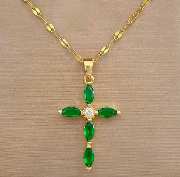 Collier croix émeraude