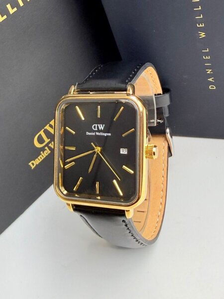 Montre Carrée Élégante DW