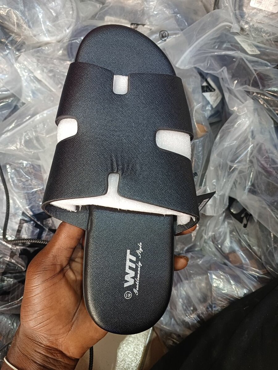 Sandales slides élégantes noires