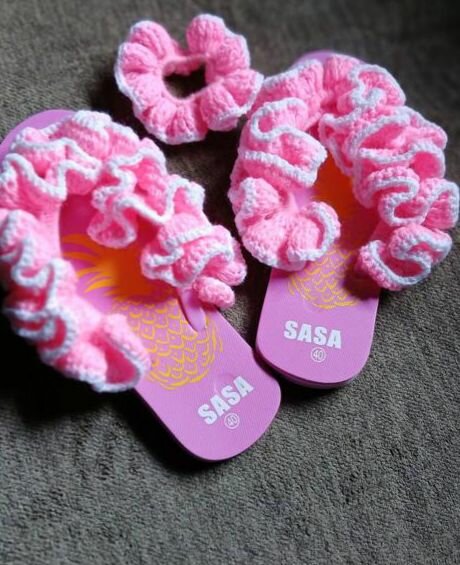 Tongs roses avec déco crochet