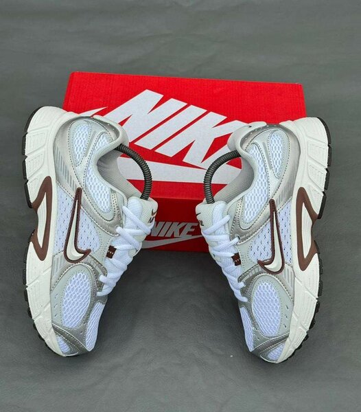 Chaussures de course Nike blanches