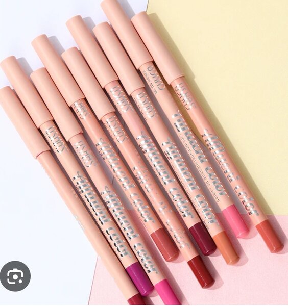 Lot de crayons à lèvres colorés