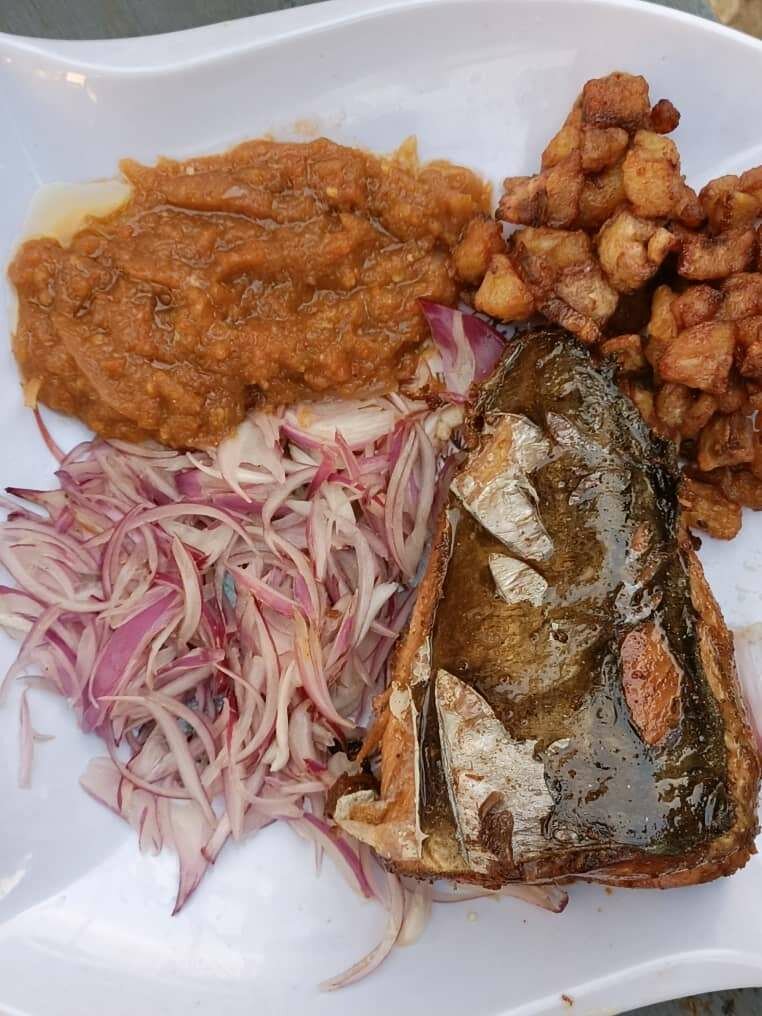 Assiette de poisson frit avec sauce