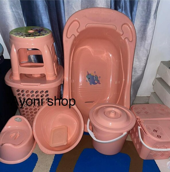 Baignoires, berceaux, articles bébé