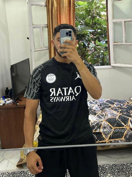 Maillot de foot noir élégant