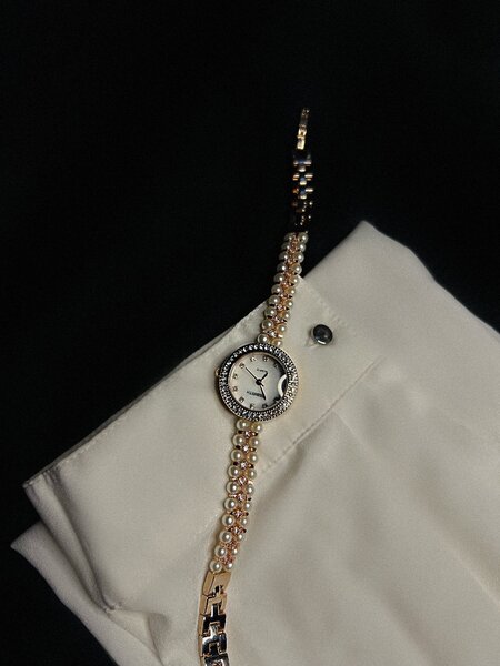 Кварцевые часы с жемчугом