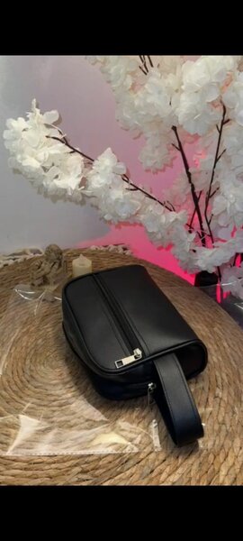 Pochette en cuir noir élégante