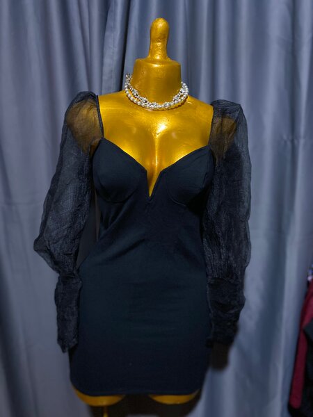 Robe noire élégante avec manches