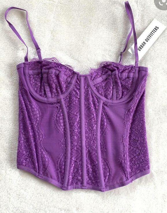 Corset violet en dentelle