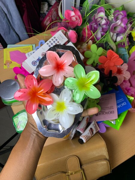 Pince à cheveux fleur colorée